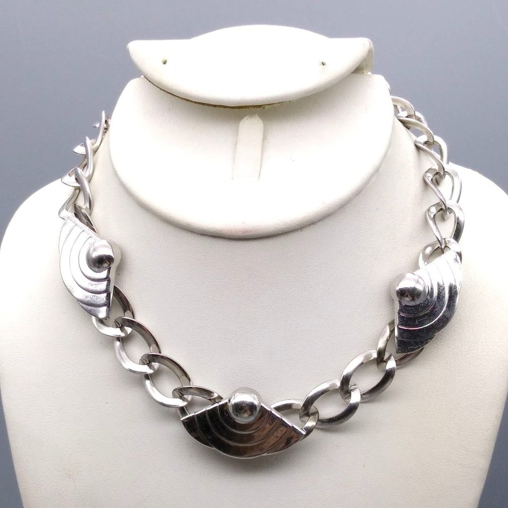 Mod Curb Link Choker in Silver Tone, Lightweight Vintage Necklace with Fun Shape